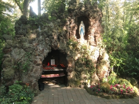 Jüchen-Damm : Nikolauskloster, Lourdes-Grotte, auch Mariengrotte genannt
